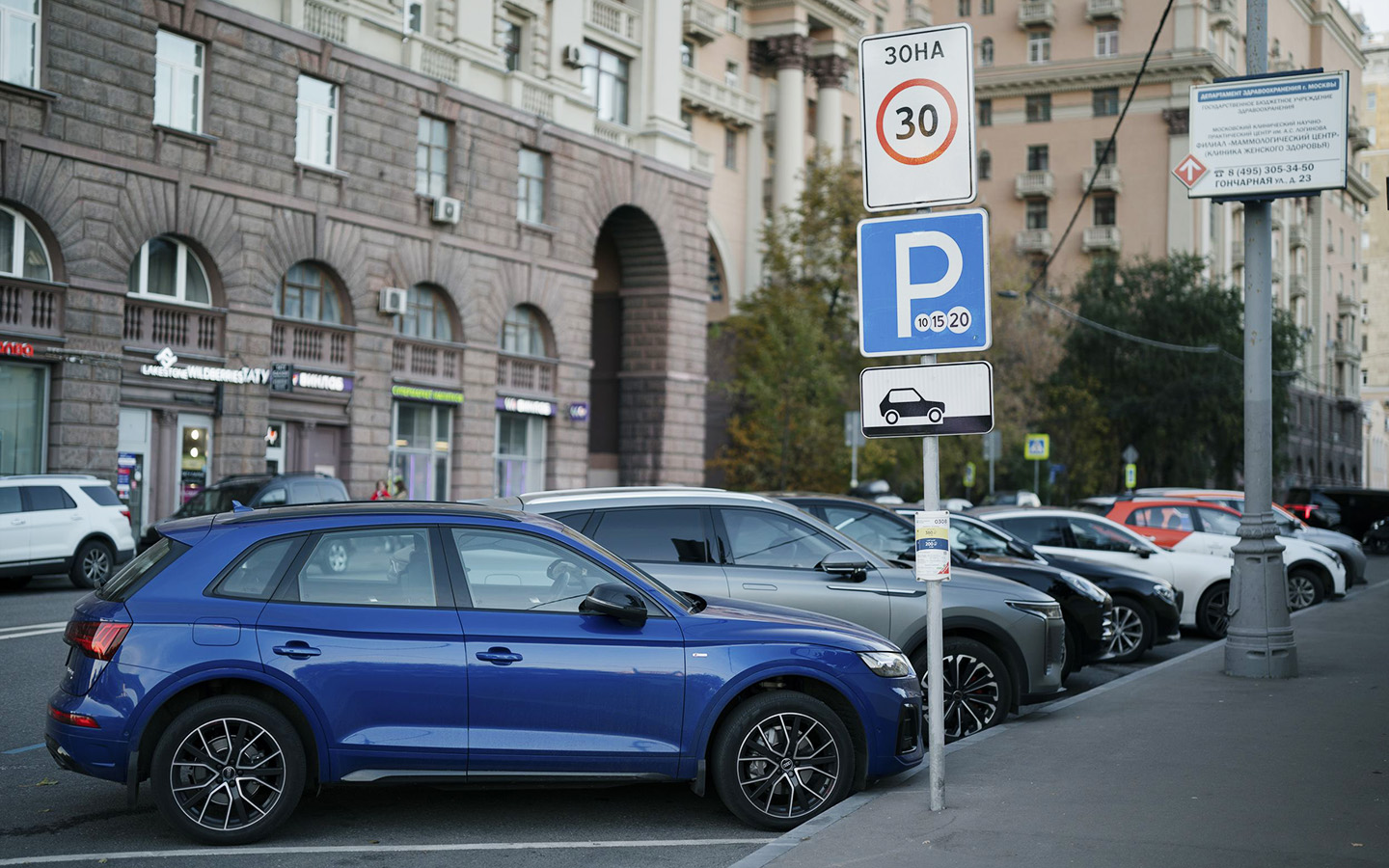 На улицах сеть Moscow Wi-Fi_Free работает только в пределах Садового и Третьего транспортного колец, тогда как зона платных парковок значительно шире