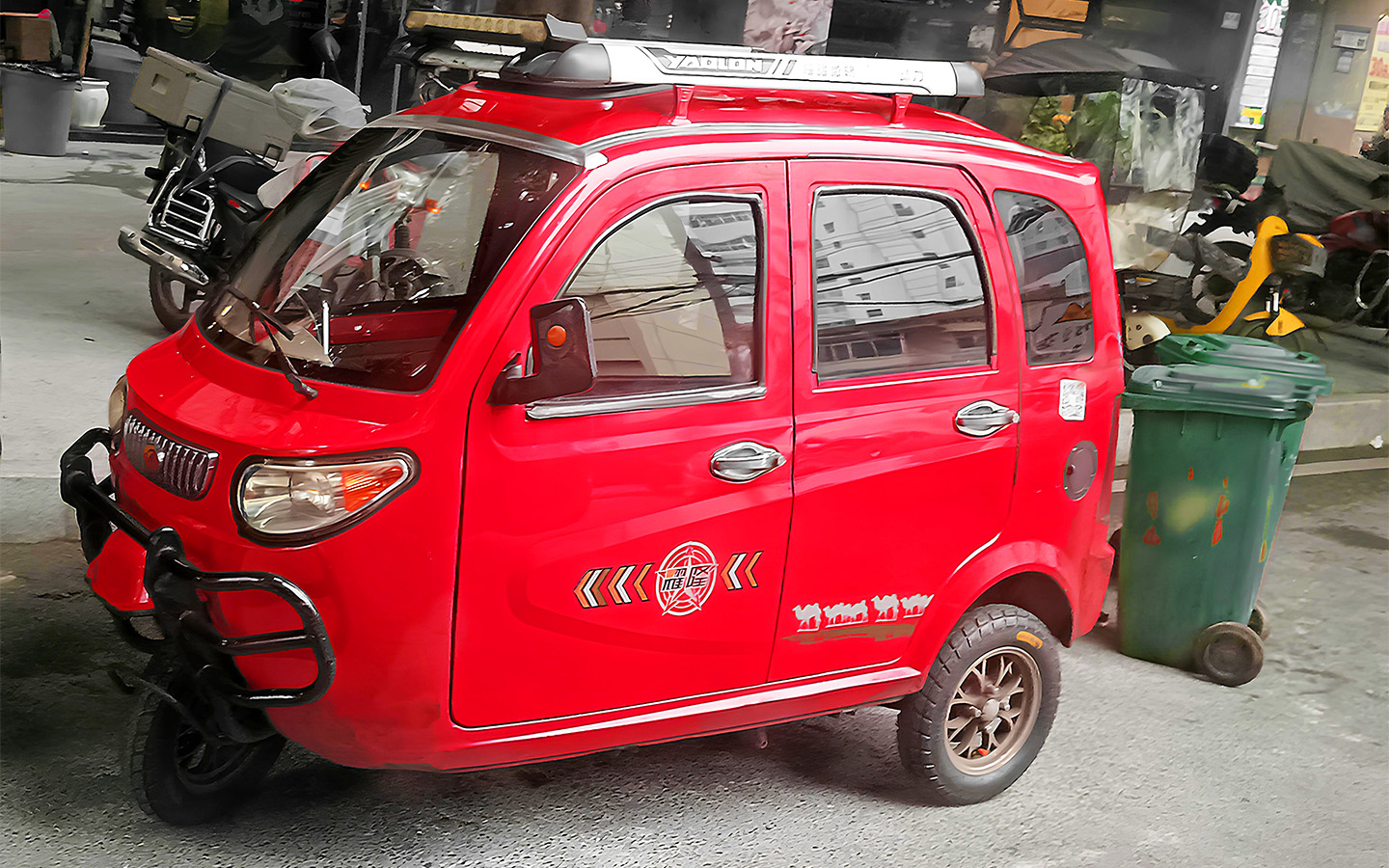 Должно быть непросто придумывать красоту моделей с прицелом на глобальный рынок, когда вокруг сплошь такая местная &laquo;классика&raquo;. Но дизайн-студии &laquo;Чанана&raquo; есть также в Германии, Италии и Японии