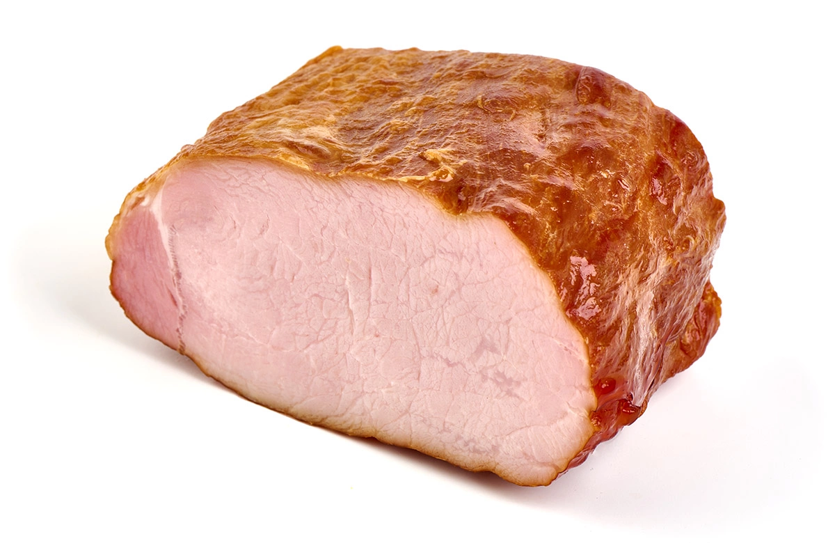 Под пастромой же понимают более простой и быстрый в приготовлении продукт — мясо (часто курицу или индейку) маринуют относительно недолго, затем запекают