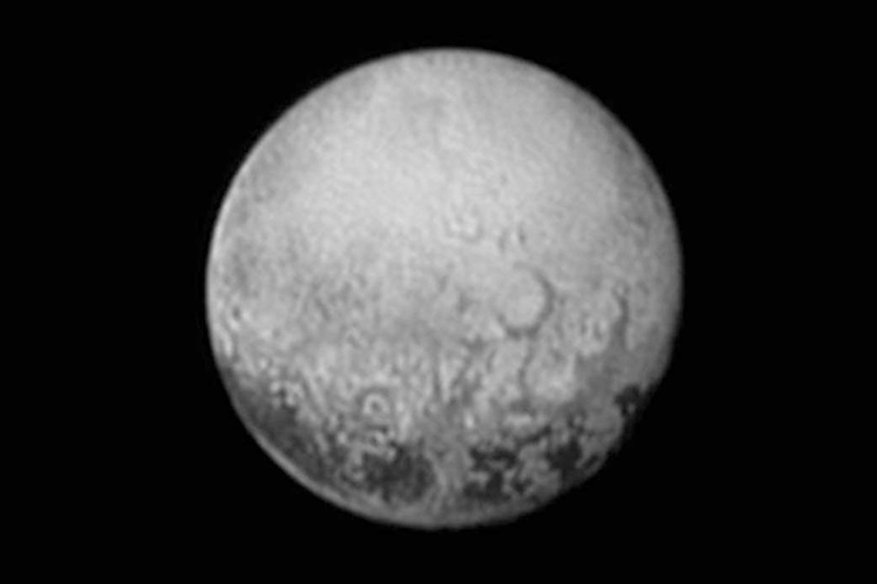 Плутон является крупнейшей по размеру известной карликовой планетой Солнечной системы и по массе занимает 10-е место (без учета спутников) среди небесных&nbsp;тел, обращающихся вокруг Солнца (после восьми планет Солнечной системы и Эриды). Первоначально Плутон классифицировался как классическая планета, однако сейчас он считается карликовой планетой и самым крупным объектом в поясе Койпера
