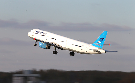 Самолет Airbus 321 авиакомпании &laquo;Когалымавиа&raquo; с&nbsp;бортовым номером EI-ETJ на&nbsp;взлетной полосе аэропорта Домодедово 20 октября 2015 года
