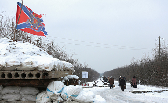 Люди идут по дороге вдоль линии разграничения между Украиной и ДНР


