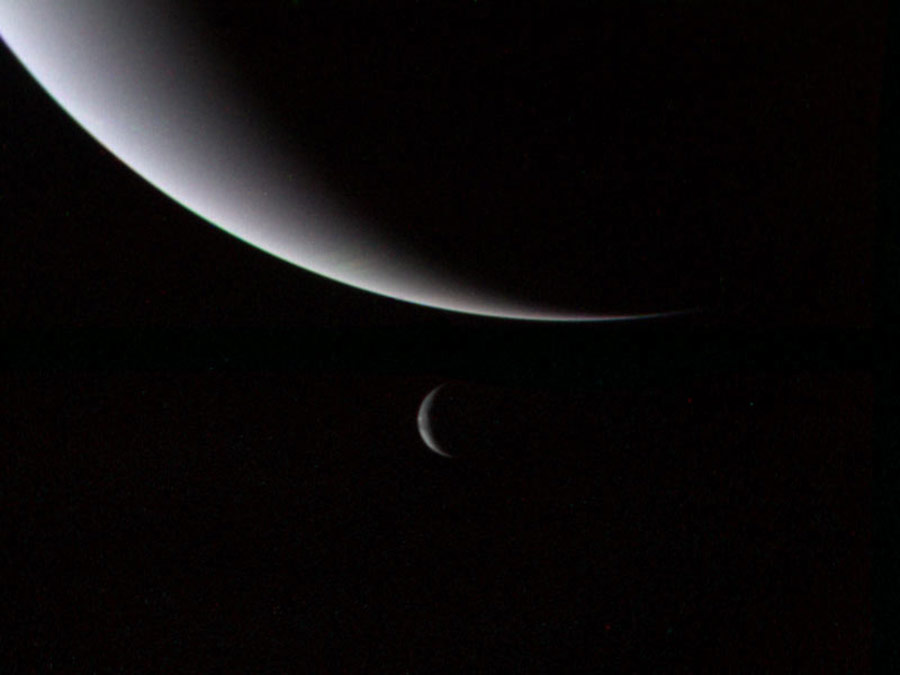 Планета Нептун и его спутник Тритон
