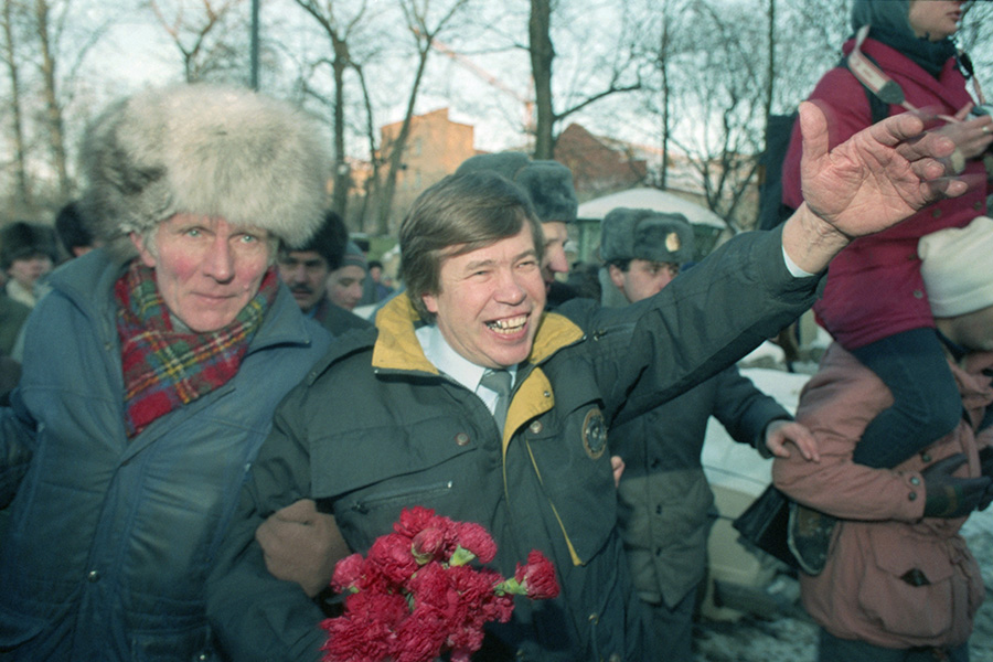Виктор Анпилов ​после выхода из следственного изолятора &laquo;Лефортово&raquo; 26 февраля 1994 года. Он попал туда после событий 3&ndash;4 октября 1993 года (участвовал в обороне Белого дома на стороне антиельцынских сил), но впоследствии отпущен по решению Госдумы.
