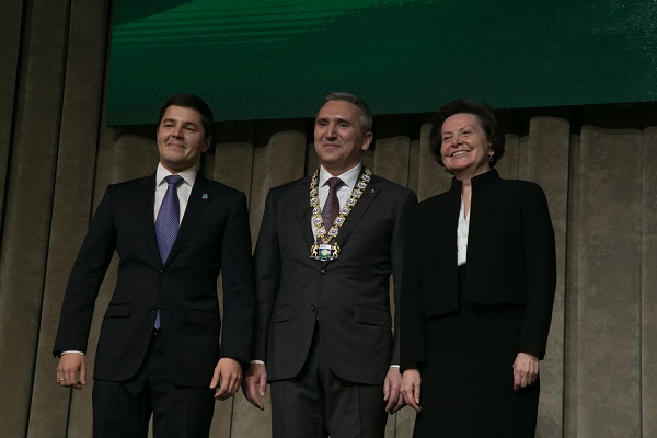 Глава Ямала Дмитрий Артюхов (слева), губернатор Тюменской области Александр Моор (в центре) и глава Югры Наталья Комарова