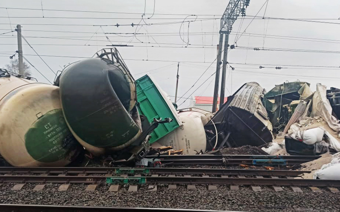 Более 30 вагонов грузового поезда сошли с рельсов на Транссибе