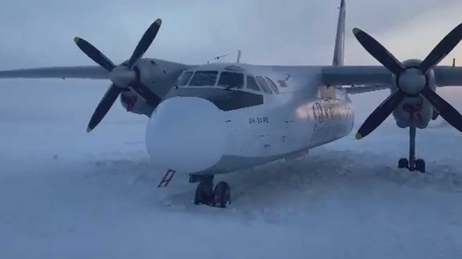 Самолет Ан-24 с 30 пассажирами сел на замерзшую реку в Якутии