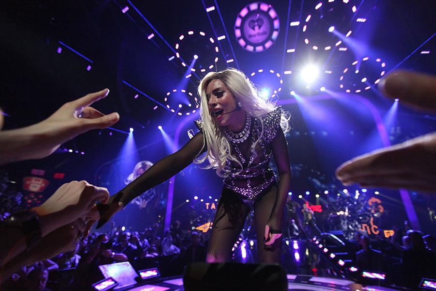 Леди Гага во время концерта, 2011 год