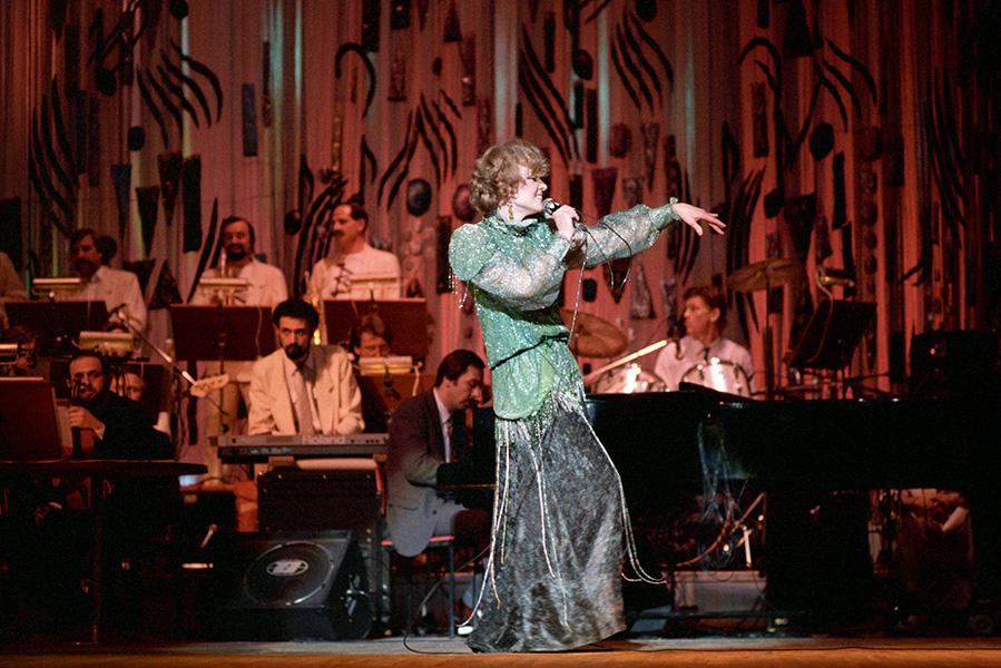 Людмила Гурченко во время выступления в Государственном центральном концертном зале &laquo;Россия&raquo;, 1987 год