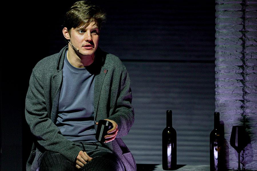 Павел Табаков во время пресс-показа спектакля &laquo;Стоики&raquo; режиссера Дениса Азарова в МХТ им. А.П. Чехова, 2024 год