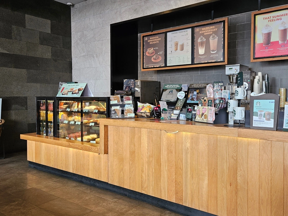 Также франчайзи должен соблюдать стандарты коммерческого франчайзинга: поддерживать определенный уровень качества, использовать фирменный стиль и технологии