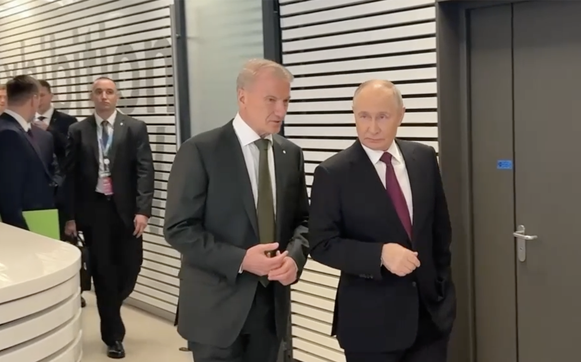 Putin obiskal konferenco Sberbank o umetni inteligenci in si ogledal robota