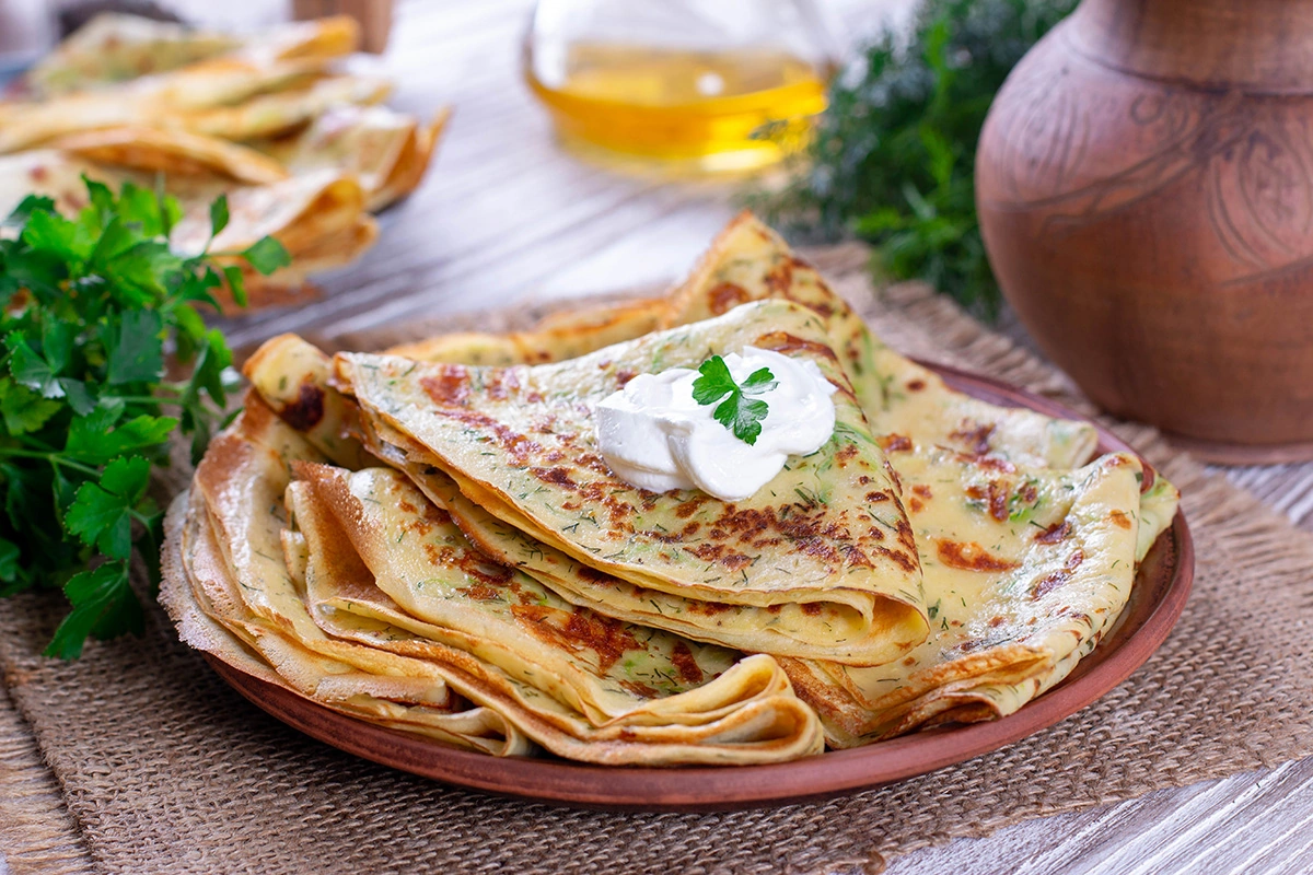 Кабачковые блины можно подать с начинкой из шампиньонов и лука