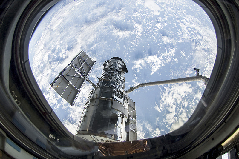 Фото телескопа Hubble, сделанное в&nbsp;мае 2009 года после стыковки с&nbsp;шаттлом Atlantis
