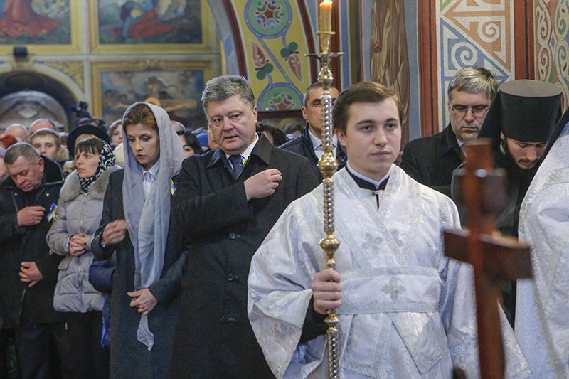 Президент Украины Петр Порошенко с&nbsp;супругой во&nbsp;время поминальной службы по&nbsp;героям Небесной сотни
