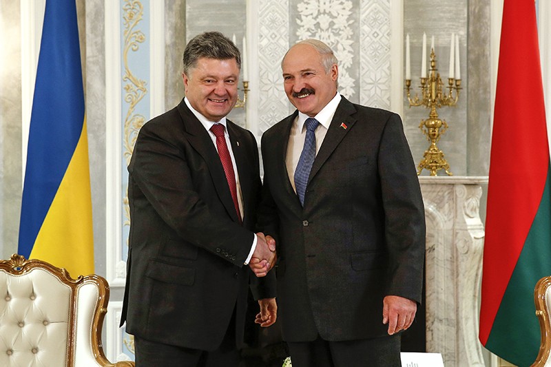 Перед началом переговоров в Минске белорусский и украинский лидеры обменялись рукопожатиями.