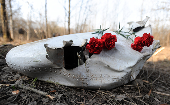Цветы на месте крушения самолета Ту-154, на борту которого находились 96 человек, в том числе президент Польши Лех Качиньский с супругой. 11 апреля 2010 года


