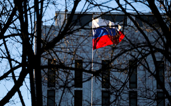 Российский флаг у посольства России в&nbsp;Вашингтоне, США
