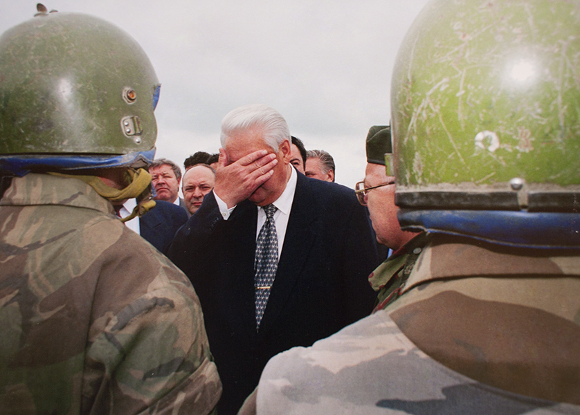 Дмитрий Донской: &laquo;Известный снимок, когда&nbsp;Ельцин весьма выразительно прикрыл лицо рукой после&nbsp;того, когда&nbsp;подписал в&nbsp;Грозном указ о&nbsp;выводе войск из&nbsp;Чечни. На самом деле ничего он не&nbsp;прикрывал, а&nbsp;просто шлепнул у себя на&nbsp;лице комара. Я как&nbsp;раз в&nbsp;это время был за&nbsp;спинами военных, сидел на&nbsp;танке&raquo;.