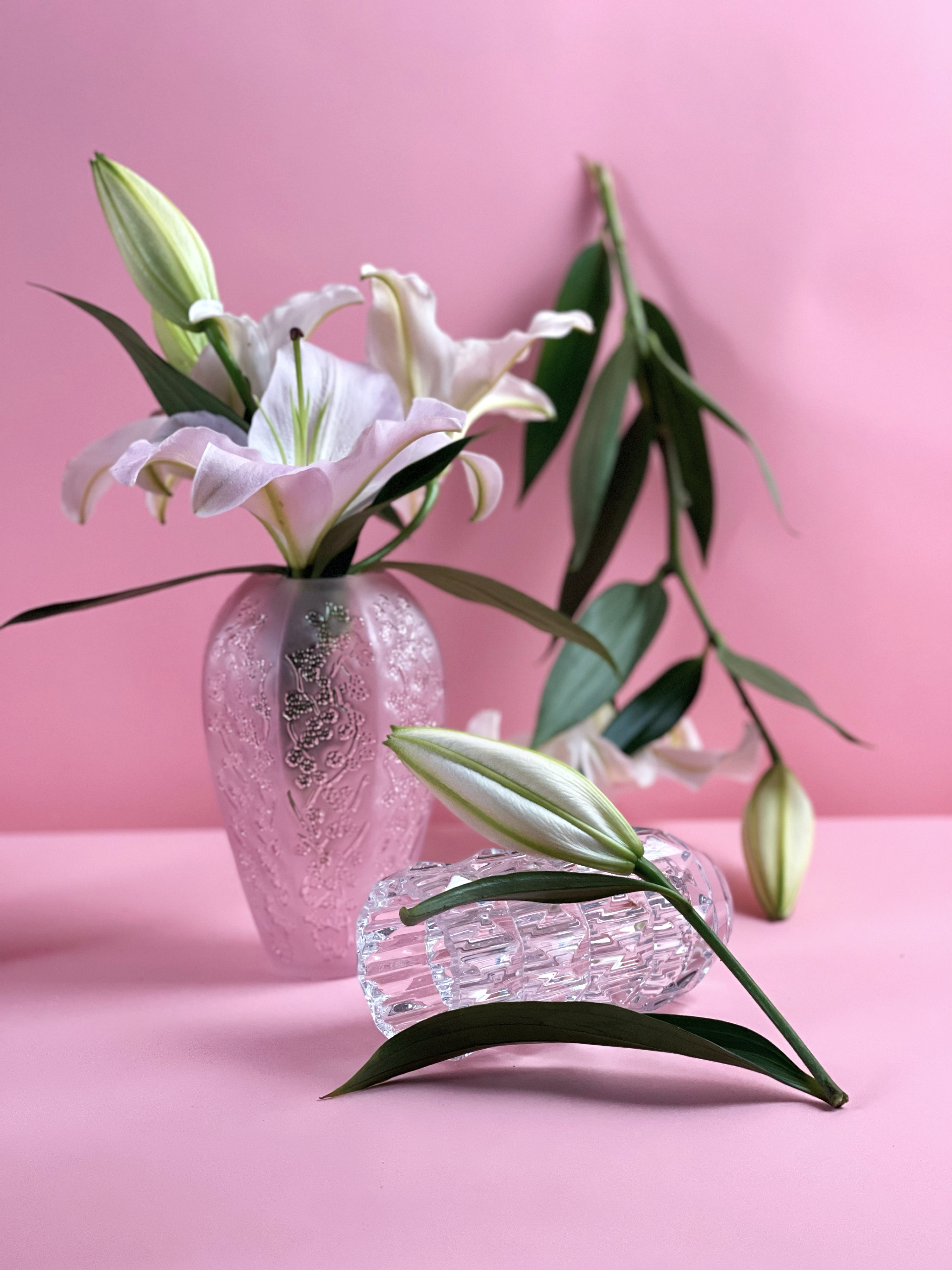 Ваза Sakura, Lalique, ЦУМ; ваза Louxor, Baccarat, ЦУМ; цветы &mdash; флористическая студия Amnesia