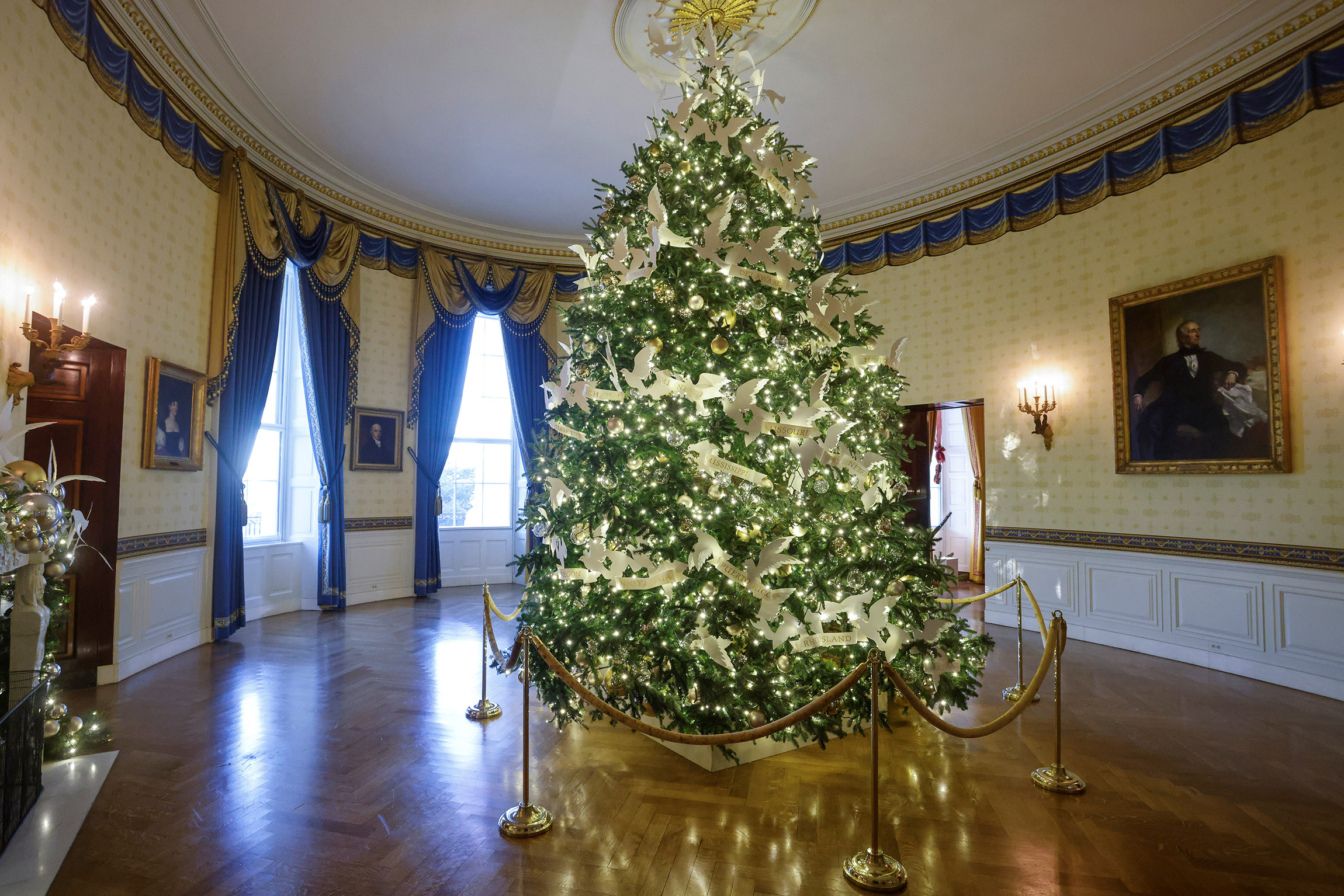 Рождественская ель, декорированная в стиле &laquo;Подарок от всего сердца&raquo; в Голубой комнате