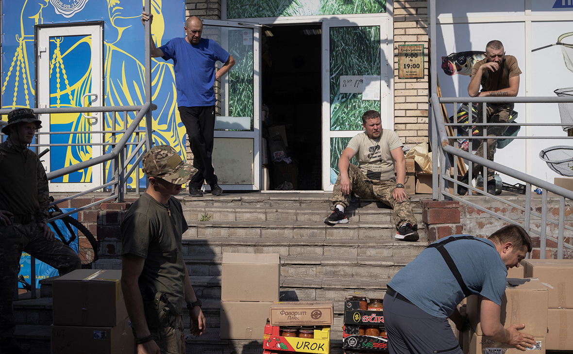 Украинские военные распределяют гуманитарную помощь в Славянске