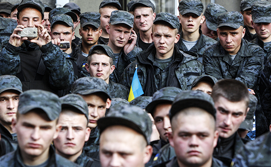 Бойцы Национальной гвардии Украины на акции протеста в Киеве