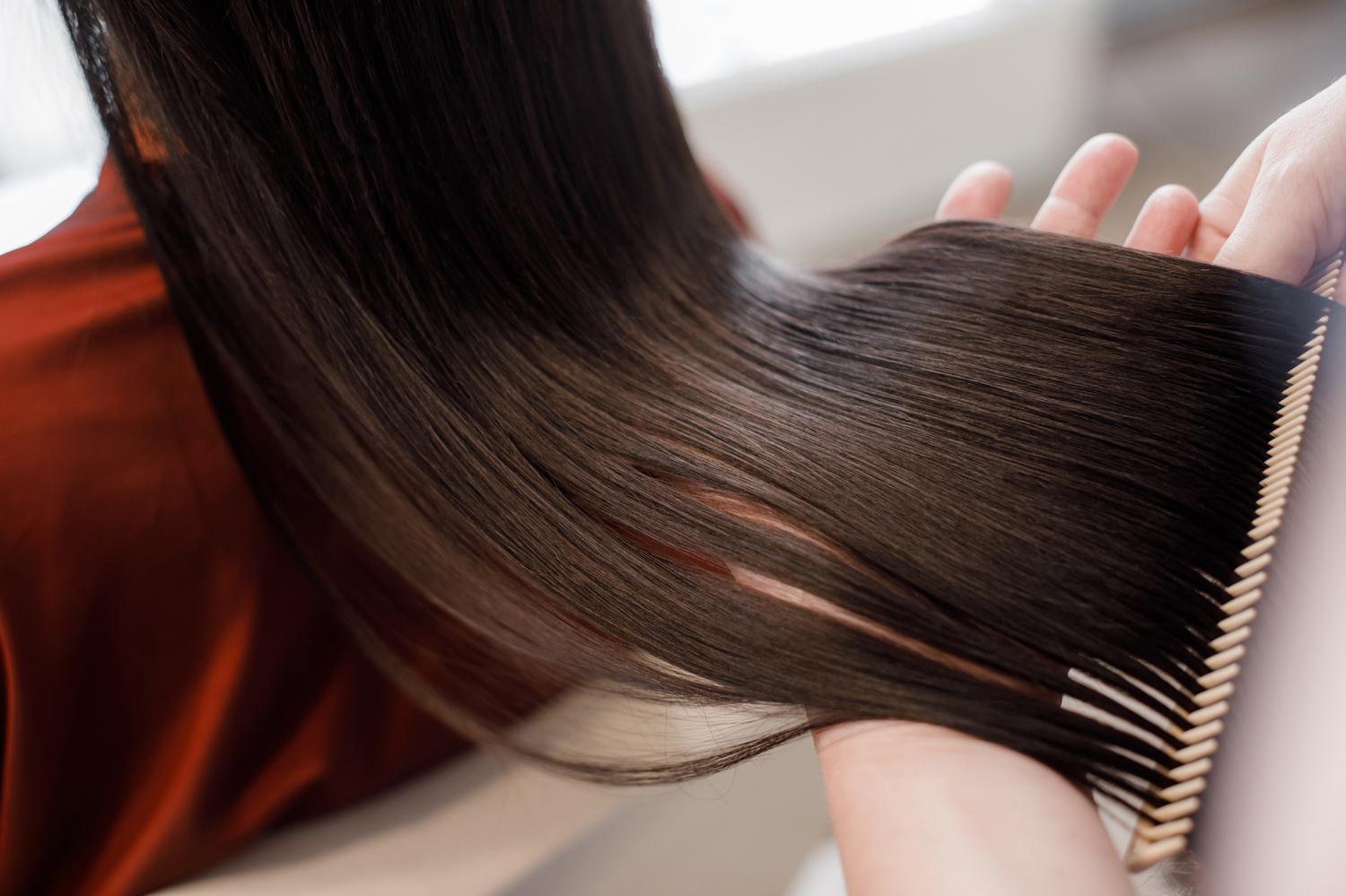 Процесс выпрямления волос лучше доверить опытному мастеру и не экспериментировать в домашних условиях
