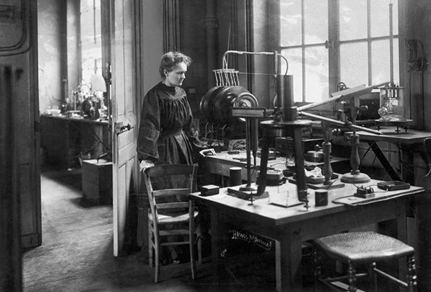 В юности Мария Склодовская-Кюри обучалась на подпольных курсах для женщин, а после череды грандиозных открытий стала первой женщиной &mdash;&nbsp;преподавателем в Парижском университете и основала Институт Кюри