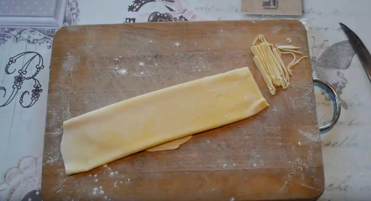 Для нарезки теста используйте острый нож