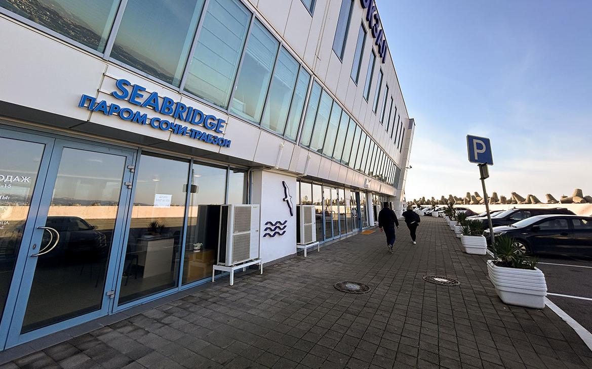 Пассажир парома, который не пустили в Сочи, рассказал о ночи в море