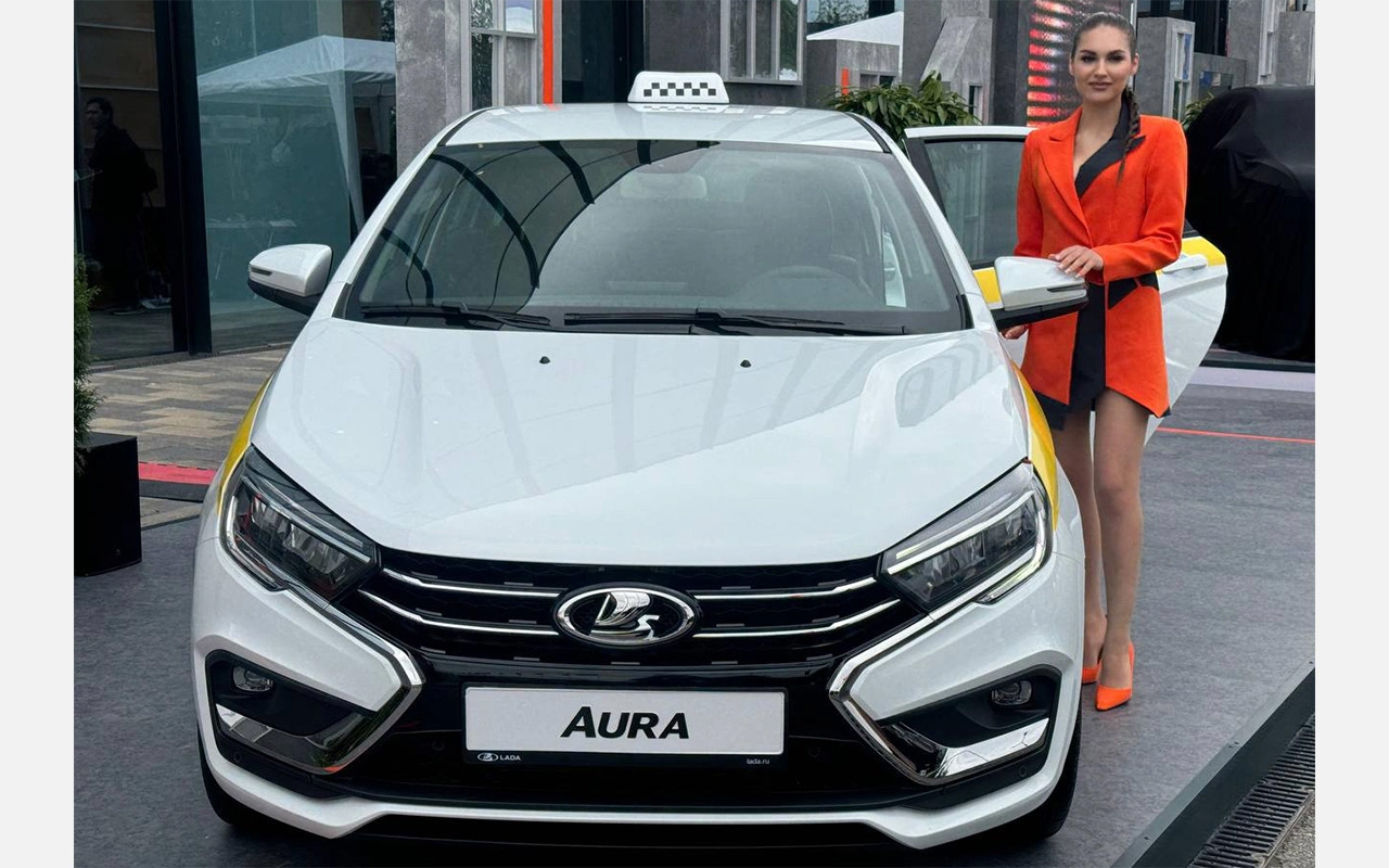 Lada Aura для такси, представленная на Петербургском экономическом форуме в июне 2025 года