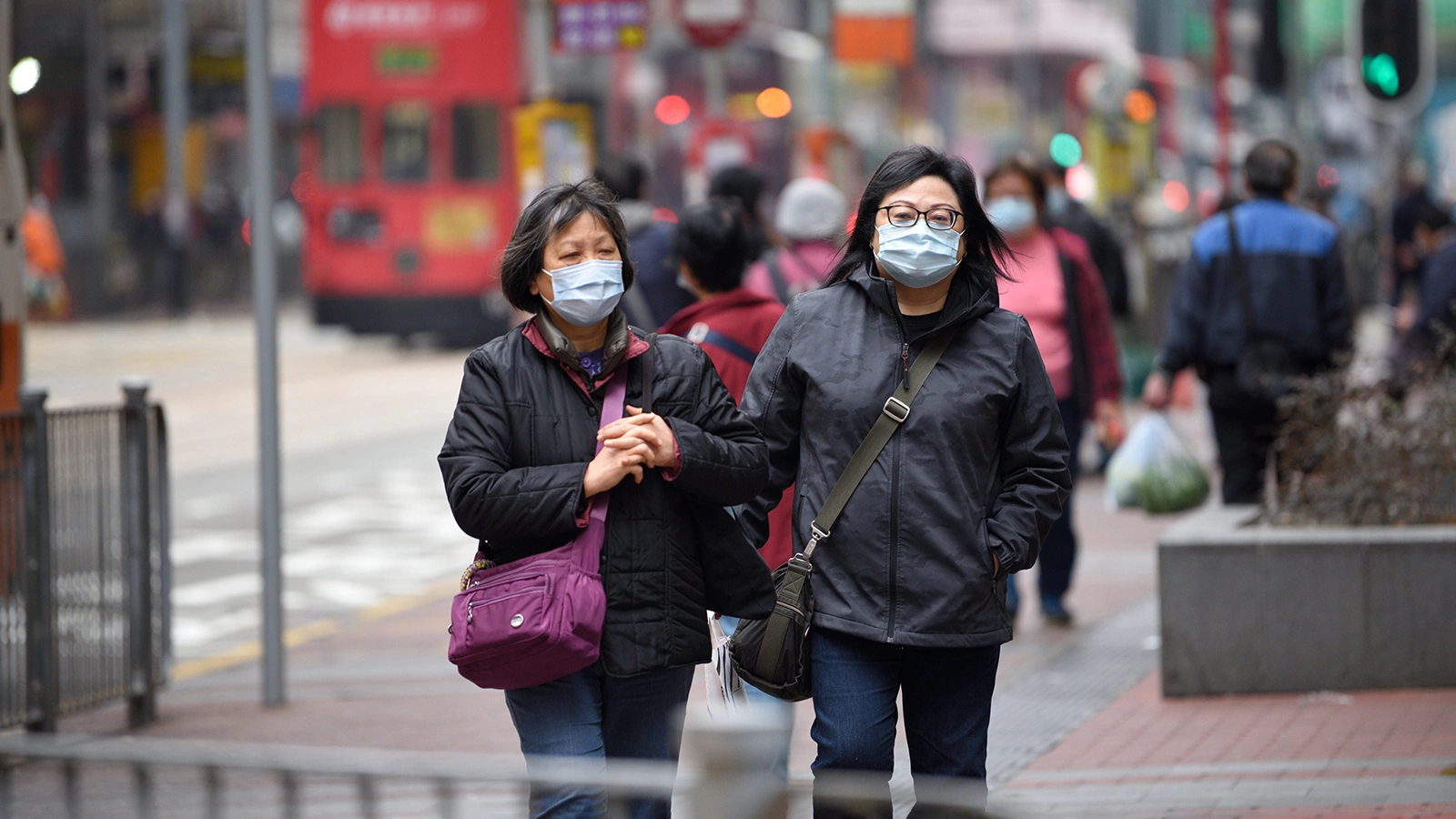 Люди на улицах Гонконга.  