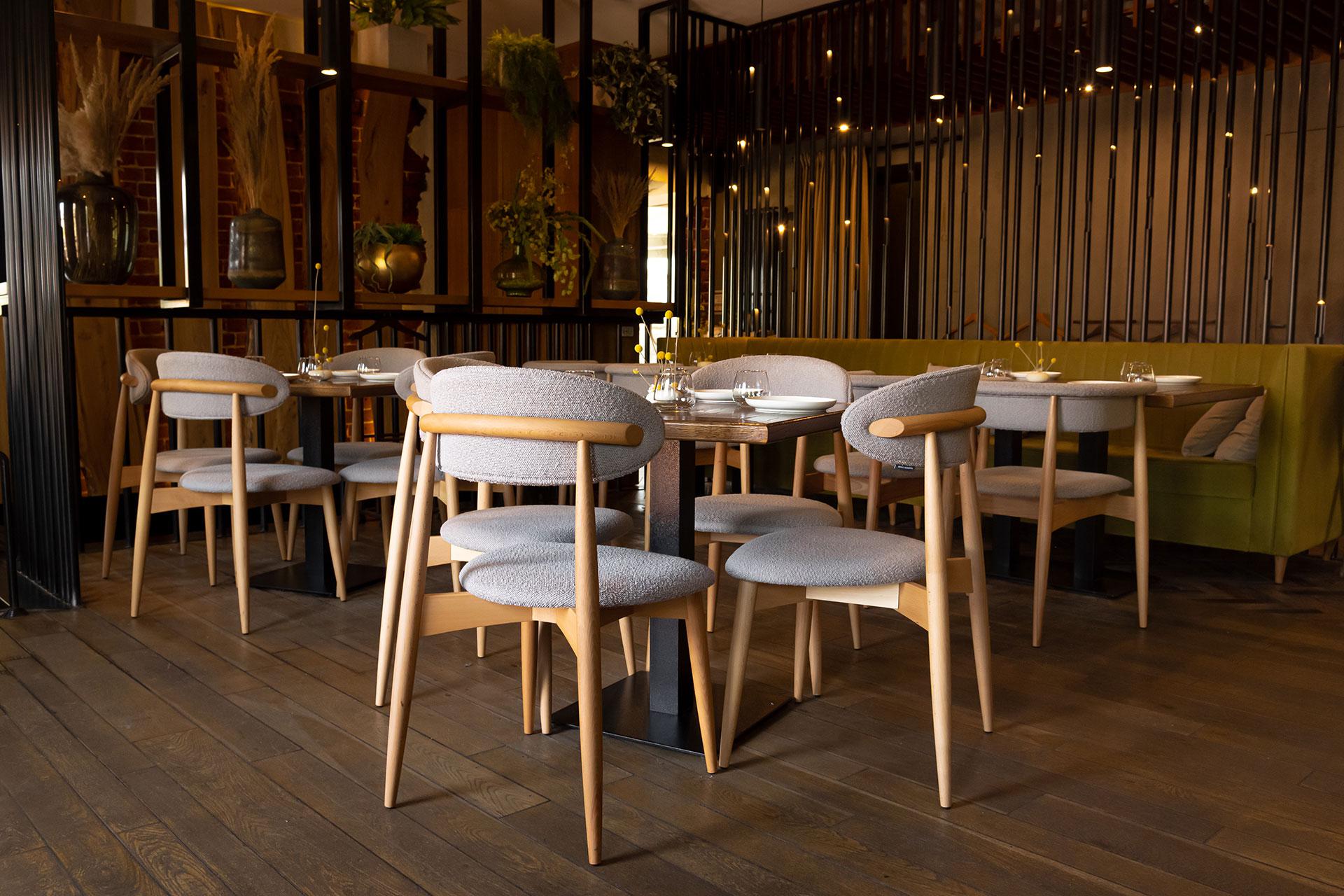 Интерьер ресторана &laquo;Red Wall&raquo;