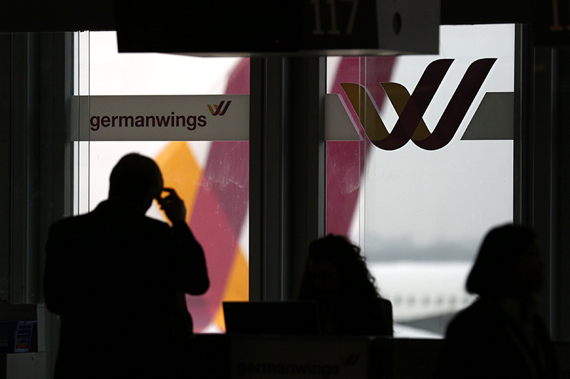 Пассажиры у стойки регистрации авиакомпании Germanwings в аэропорту Дюссельдорфа