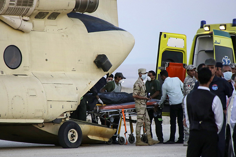 Транспортировка погибших при крушении A321 в военном аэропорту Суэца в 100 км от Каира. Оттуда погибшие будут отправлены в столицу Египта, откуда тела транспортируют в Россию