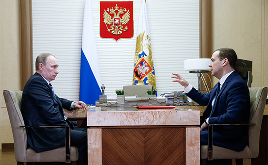 Президент России Владимир Путин и премьер-министр РФ Дмитрий Медведев (слева направо) во время встречи в резиденции Ново-Огарево