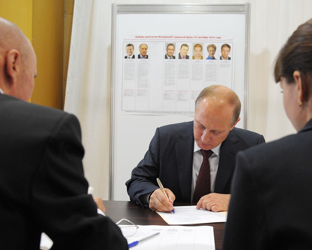 Президент России Владимир Путин во время досрочного голосования на избирательном участке в здании Российской академии наук