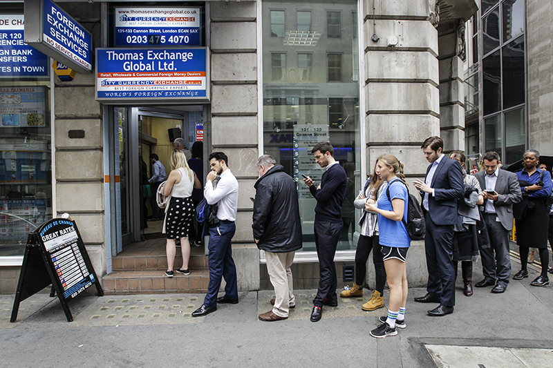 Офисные сотрудники стоят в&nbsp;очереди у избирательного участка в&nbsp;лондонском Сити
