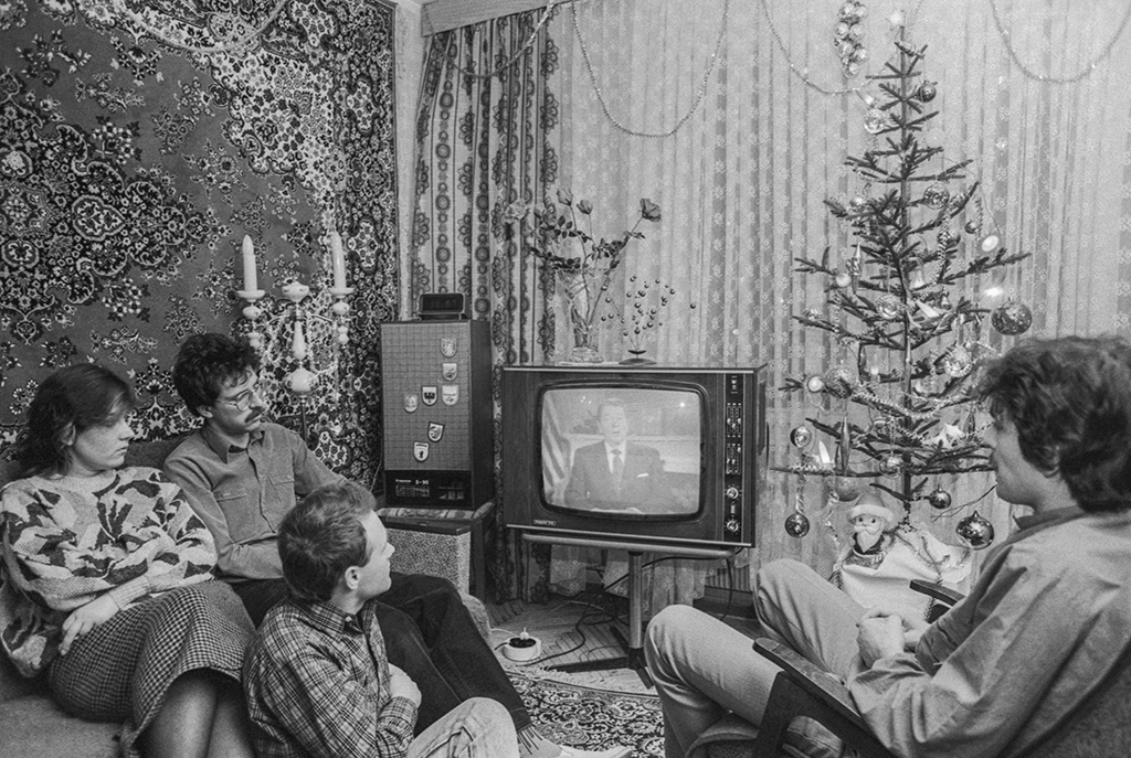 Семья инженеров Самородских и&nbsp;их гости слушают обращение президента США Рональда Рейгана, переданное по&nbsp;советскому телевидению. 1988 год