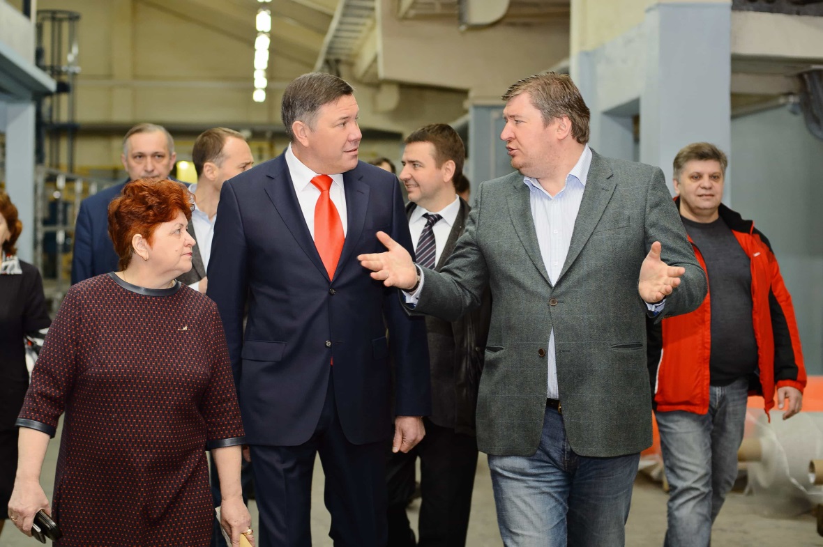 Губернатор Вологодской области Олег Кувшинников (в центре слева) во время посещения &laquo;Вологодского текстиля&raquo;
