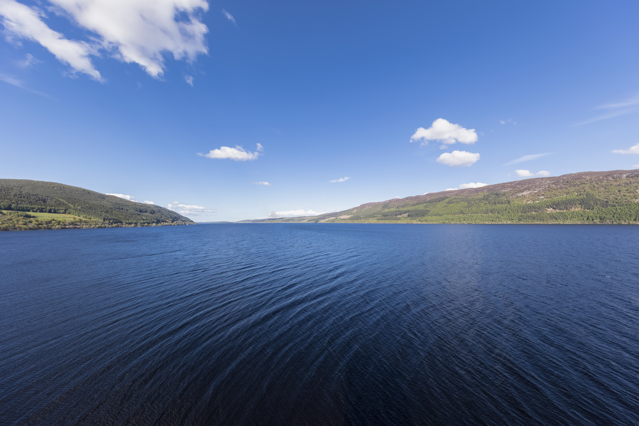 Озеро Лох-Несс в Шотландии