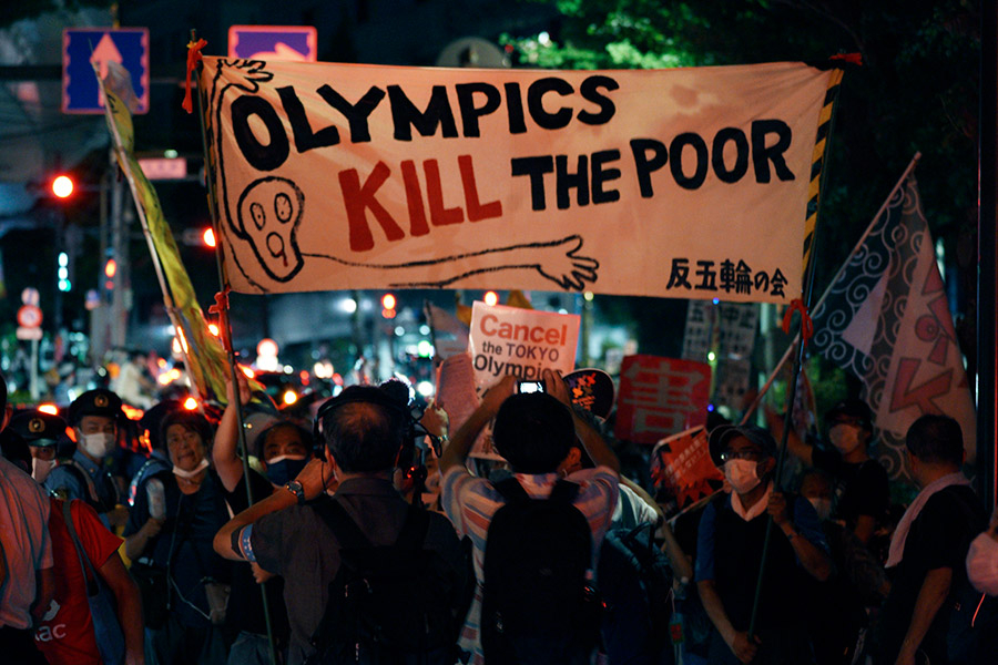 Участники акции считают, что Олимпиада усугубит финансовые проблемы жителей страны.