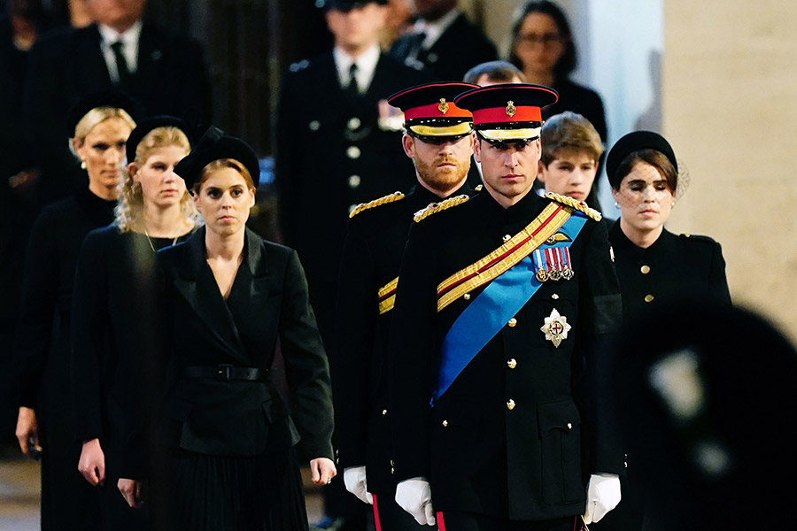 На фото: принц Уильям (в первом ряду, в центре), принц Гарри (во втором ряду, в центре), принцесса Евгения (в первом ряду справа), принцесса Беатрис (в первом ряду слева), Зара Тиндалл (в третьем ряду слева), леди Луиза Виндзор (во втором ряду слева), Джеймс, виконт Северн (во втором ряду справа), Вестминстер-холл, Лондон, 17 сентября

Сегодня, 19 сентября, после десятидневного официального траура проходят похороны королевы Елизаветы II в Лондоне. На них присутствуют король Карл III, королева-консорт&nbsp;Камилла, принц Уильям с женой Кейт Миддлтон, принц Гарри с женой Меган Маркл. К церемонии также присоединились&nbsp;принц Джордж и принцесса Шарлотта, дети принца Уильяма и Кейт Миддлтон, и другие члены королевской семьи