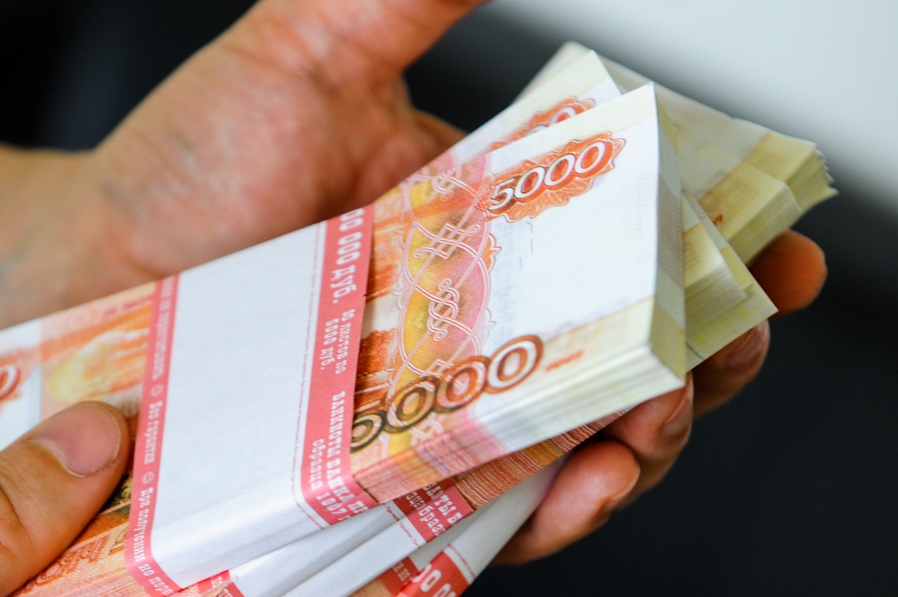 Чаще всего зарплаты выше 100 тыс. руб. предлагают в сфере строительства и недвижимости