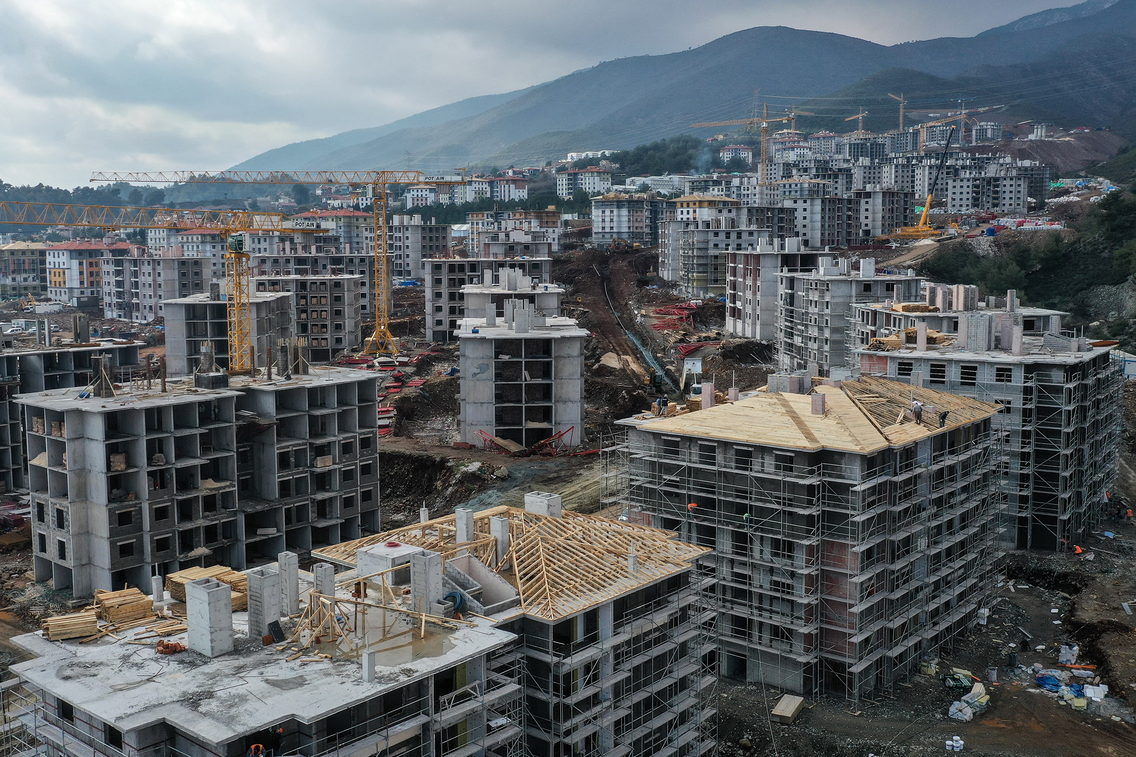 Вид с воздуха на строящийся жилой комплекс для пострадавших от землетрясения в районе Гульдерен, Хатай, 1 февраля.