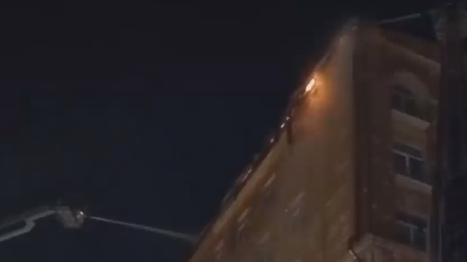 К тушению пожара в доме на севере Москвы привлекли вертолеты