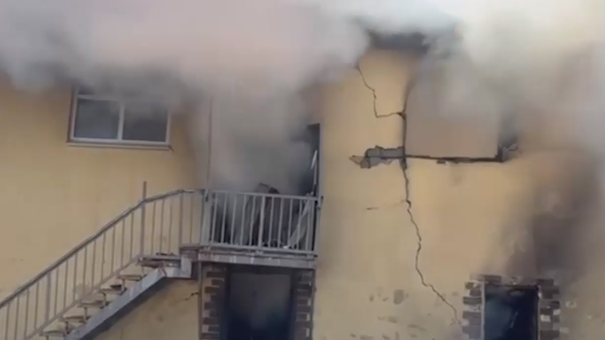 В Башкирии загорелся магазин с пиротехникой. Видео