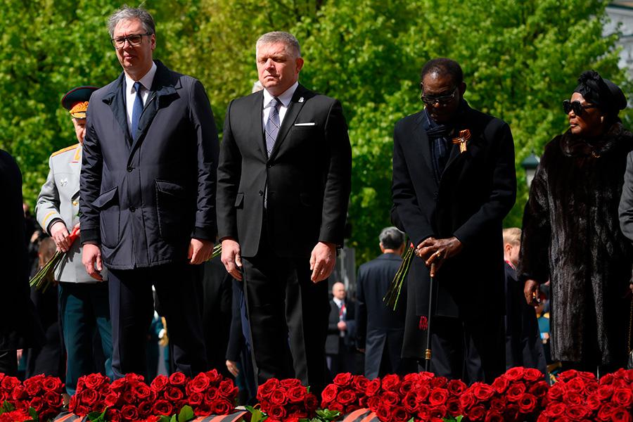 Александр Вучич, Роберт Фицо и Теодоро Обианг Нгема Мбасого (слева направо) на церемонии возложения цветов к Могиле Неизвестного Солдата в Александровском саду в Москве, 9 мая 2025 года