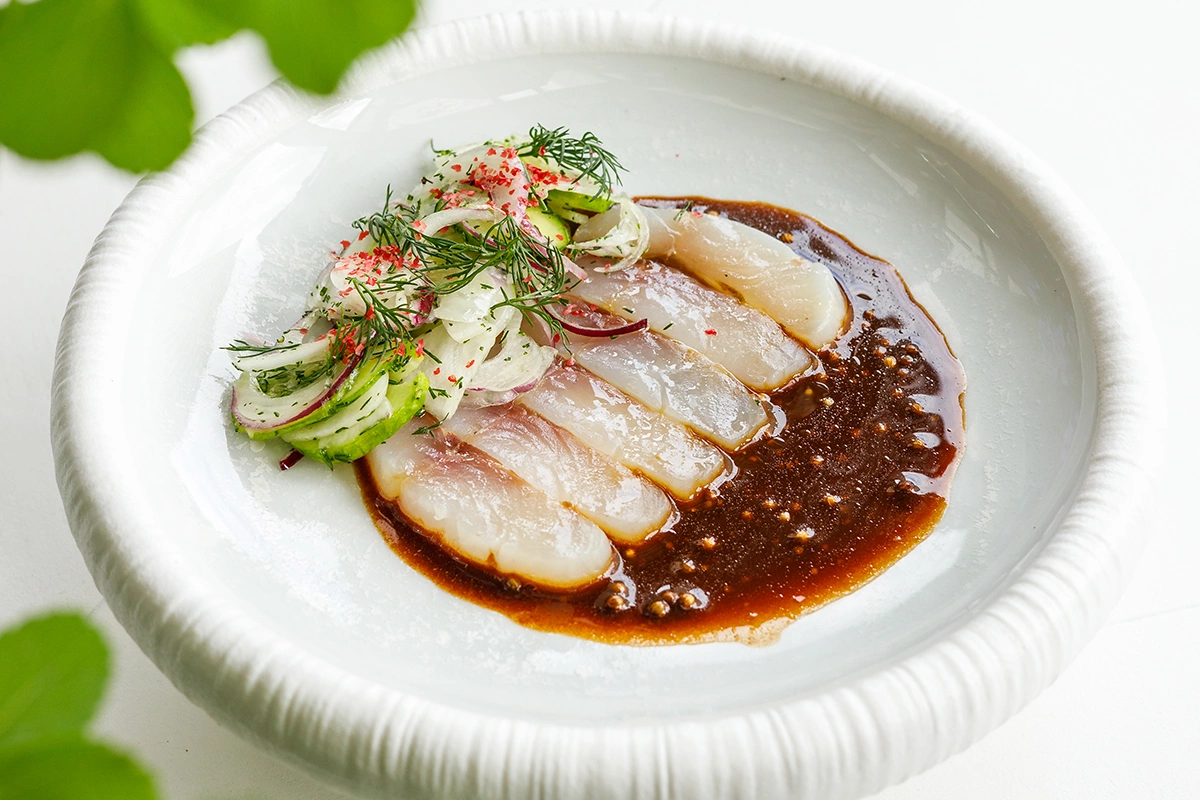 Муксун слабого посола под гнетом с соусом «Бородино»